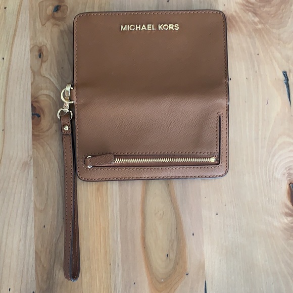 Michael Kors Wallet Wristlet. - Picture 4 of 7